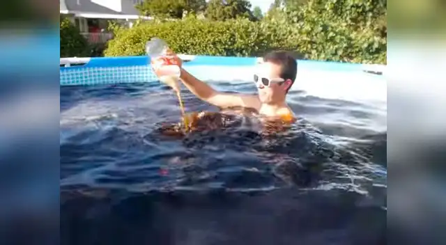 Hombre bebe Coca - Cola y se baña en piscina con la conocida gaseosa