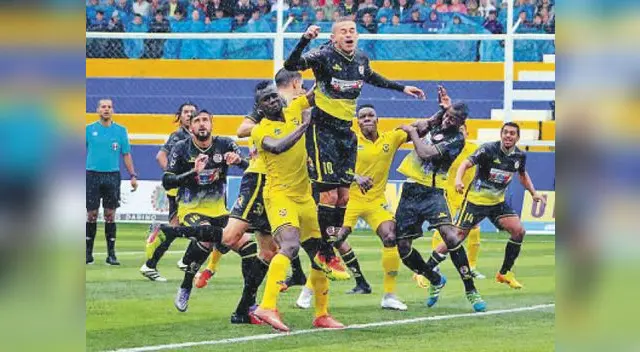 La celebración de un gol de los cajamarquinos, que con el triunfo ante san martín se apoderaron del primer lugar del torneo apertura La celebración de un gol de los cajamarquinos, que con el triunfo ante san martín se apoderaron del primer lugar del torneo apertura