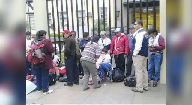 Manifestantes se encadenaron a las puertas del  Ministerio de Salud