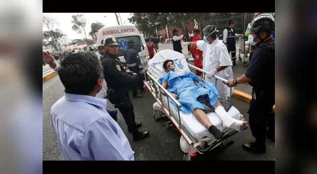 Evacúan a pacientes de policlínico Ramón Castilla por incendio en galería comercial en las Malvinas