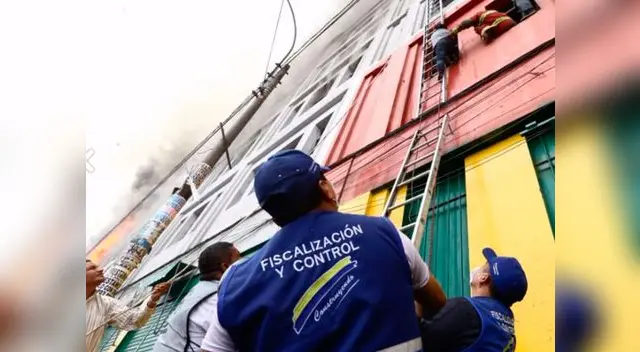 Dramático rescate de personas atrapadas en galería