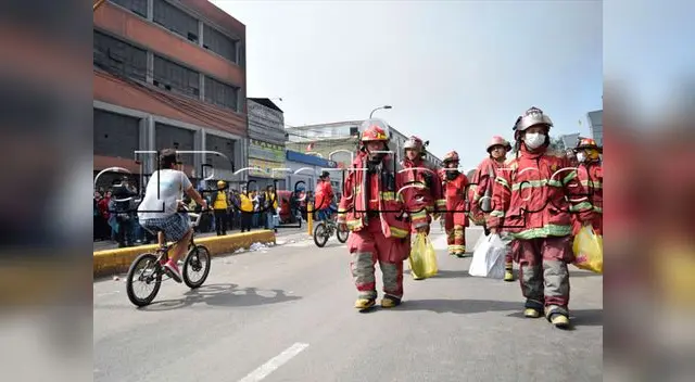Bomberos son recibidos como héroes por comerciantes de las Malvinas