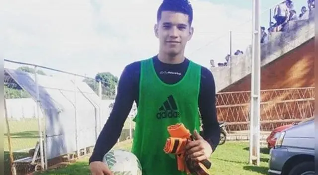 El joven portero no pudo resistir un fuerte impacto en el estómago