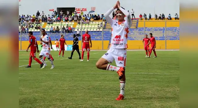 Arismendi celebra efusivo su gol. El defensor esta lesionado y jugó con un parche en la nariz. FOTO: Michael Carrión