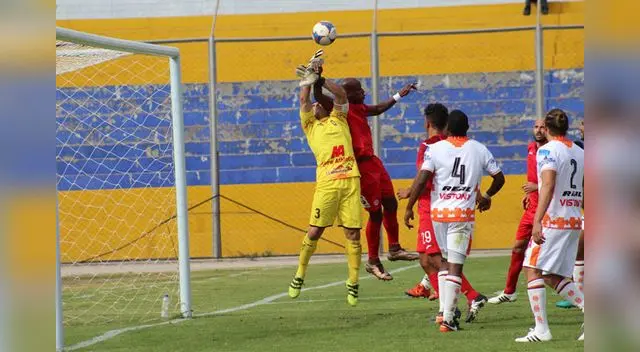 El portero Mario Villasanti estuvo atento cuando fue requerido. FOTO: Michael Carrión