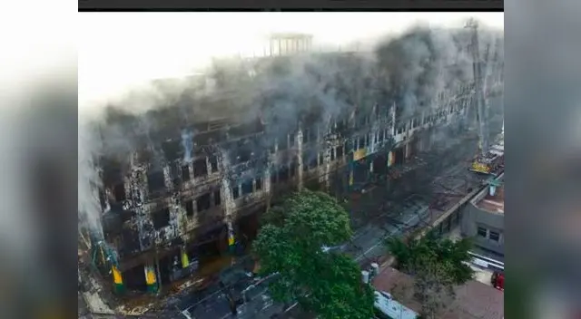 Bomberos ya han ingresado al último piso de la galería Nicolini Bomberos ya han ingresado al último piso de la galería Nicolini