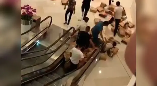 Hombres desatan una batalla 'campal' para conseguir un par de zapatilla