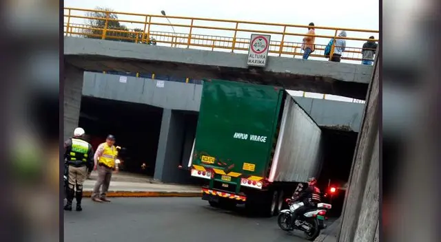 Camión quedó atascado en túnel de la Plaza Unión en el Cercado de Lima Camión quedó atascado en túnel de la Plaza Unión en el Cercado de Lima