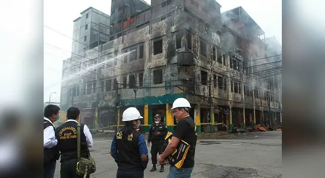 La zona ha sido cercada por los gases tóxicos y el peligro que la estructura se desplome La zona ha sido cercada por los gases tóxicos y el peligro que la estructura se desplome