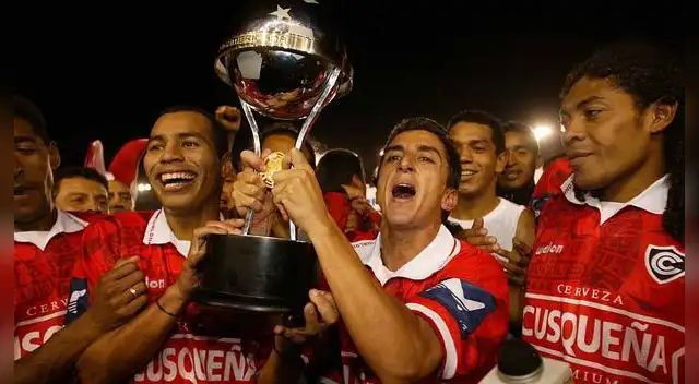 Festejo del Cienciano por el titulo de la Copa Sudamericana y alessandro Morán (primero derecha) en festejo