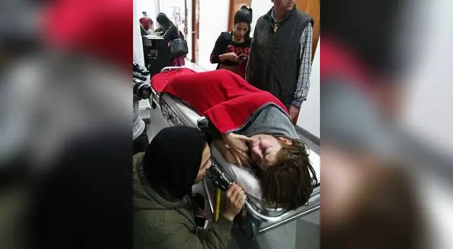 Milena es trasladada en una camilla a una clinica