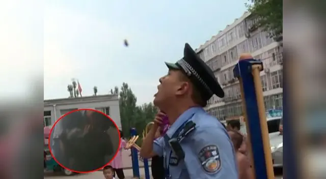 Policía observa el departamento donde estabas los niños