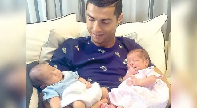La tierna foto de Cristiano Ronaldo con sus gemelos recién nacidos