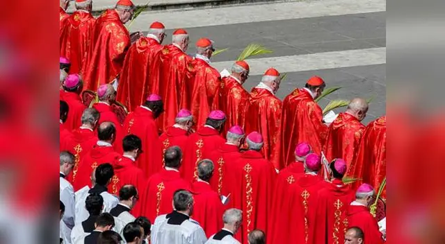 Sacerdote del Vaticano realizó orgía gay sin imaginar que seria descubierto en pleno acto Sacerdote del Vaticano realizó orgía gay sin imaginar que seria descubierto en pleno acto