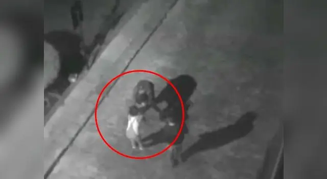 Mujer golpea brutalmente a su pareja y todo queda registrado Mujer golpea brutalmente a su pareja y todo queda registrado