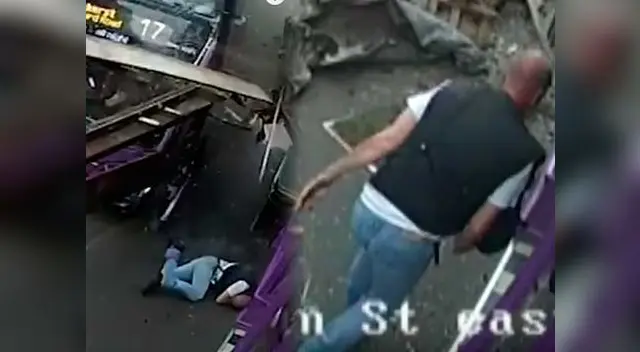 Hombre caminó como si nada hubiera pasado luego de ser atropellado Hombre caminó como si nada hubiera pasado luego de ser atropellado