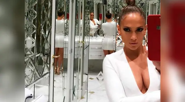 Jennifer López luce sexy vestido y deja ver que no lleva ropa interior Jennifer López luce sexy vestido y deja ver que no lleva ropa interior