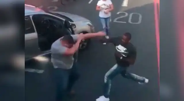 Brutal pelea callejera detuvo el tránsito en una calle de Londres Brutal pelea callejera detuvo el tránsito en una calle de Londres