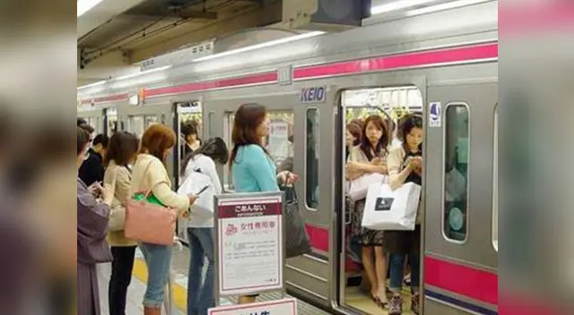 Hombre se convierte en travestí para poder entrar en un vagón exclusivo de mujeres y tocarlas Hombre se convierte en travestí para poder entrar en un vagón exclusivo de mujeres y tocarlas