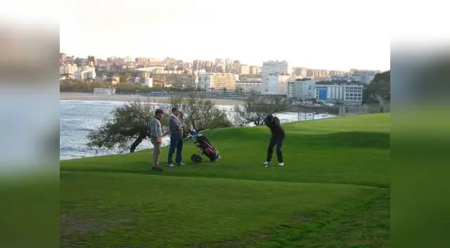 Jugadores huyeron del campo de golf al ver al animal
