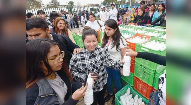 Decenas recibieron el lácteo en la calle Decenas recibieron el lácteo en la calle