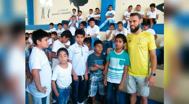 Sergio Álvarez portero del Celta de Vigo posa con los chicos de la academia en Paita Sergio Álvarez portero del Celta de Vigo posa con los chicos de la academia en Paita