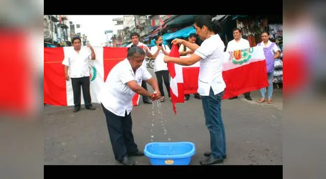Médicos de Iquitos realizan lavado de banderas en medio de huelga Médicos de Iquitos realizan lavado de banderas en medio de huelga
