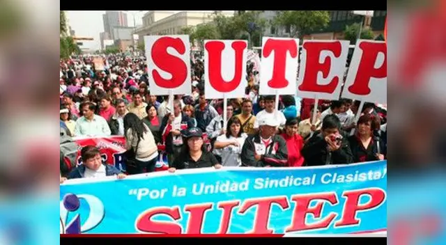 Maestros realizan paro exigiendo aumento de sueldo Maestros realizan paro exigiendo aumento de sueldo