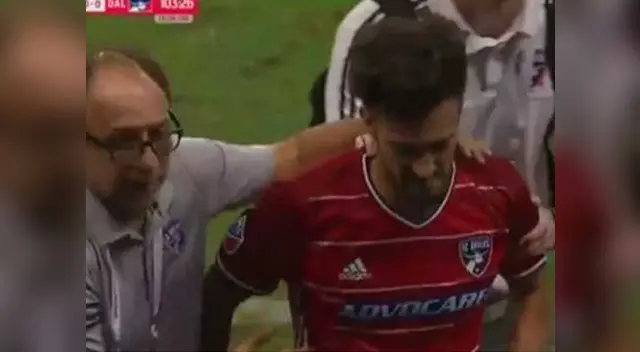 Jugador manda al hospital a su rival, le sacan la roja y se pone a llorar