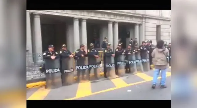 Ollanta Humala y Nadine Heredia esperan en carceleta traslado a penal