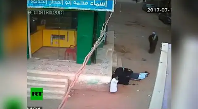 Preciso instante donde hombre asesina a su hijo