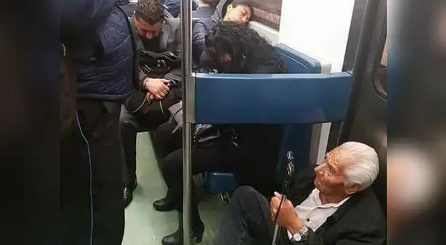 Anciano luce en el suelo en metro de México e indigna en Facebook