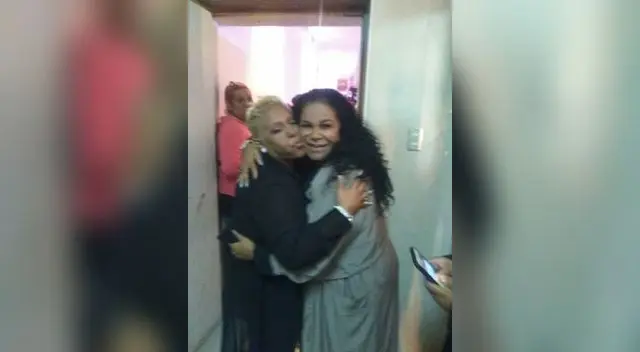 Lucia cachete a cachete con Eva Lucia cachete a cachete con Eva