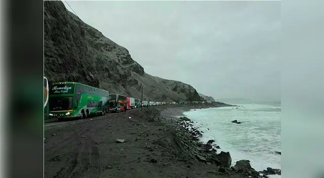 Llevan alimentos a choferes y pasajeros Llevan alimentos a choferes y pasajeros