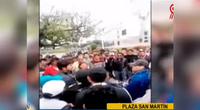 Manifestantes tildaron de traidor a joven estudiante Manifestantes tildaron de traidor a joven estudiante