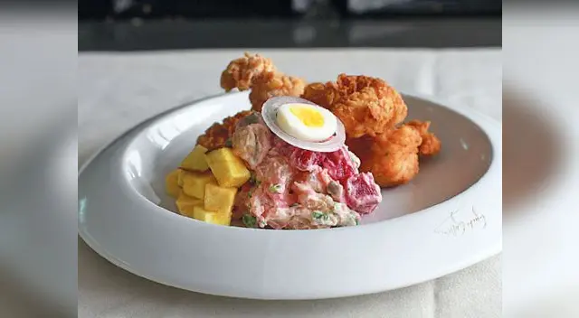 Pollo crujiente con ensalada rusa 