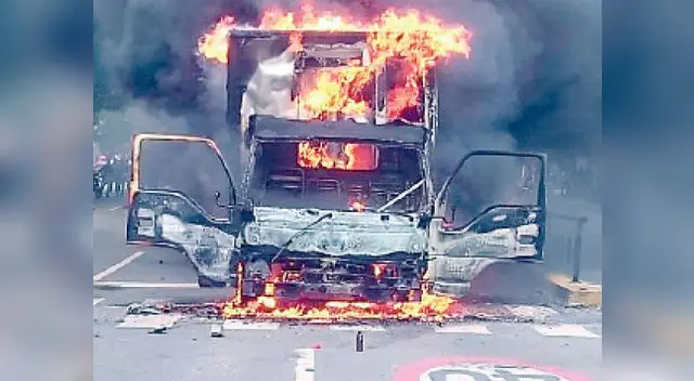 Un vehículo fue incendiado durante las protestas contra mandatario