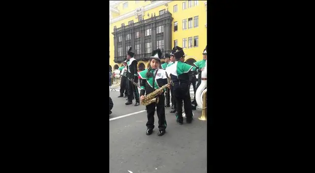 Luana Resines toca saxo a los 9 años Luana Resines toca saxo a los 9 años
