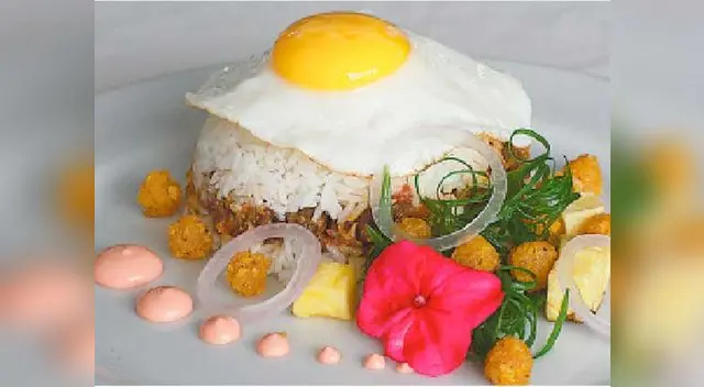 Arroz tapado con huevo montado