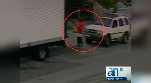 Auto 'parte en dos' a camionero