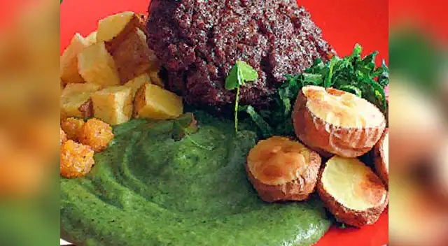 Puré de papa y espinaca con hamburguesa