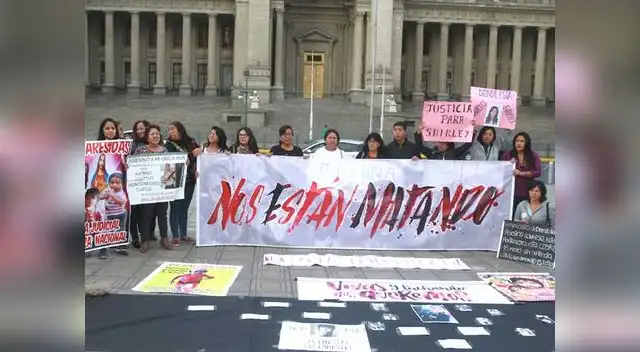 Familiares de mujeres desaparecidas y asesinadas rechazaron accionar de jueces y fiscales contra agresores Familiares de mujeres desaparecidas y asesinadas rechazaron accionar de jueces y fiscales contra agresores
