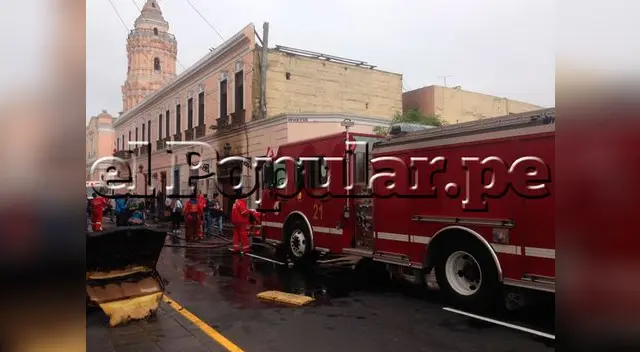 Incendio en jirón Camaná, cerca de Palacio de Gobierno