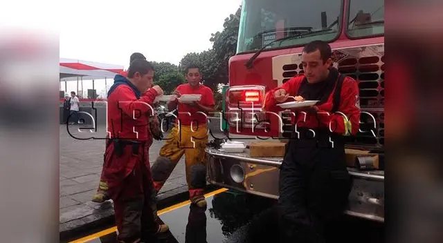 Bomberos mientras comían sus alimentos luego de apagar incendio en anticuchería
