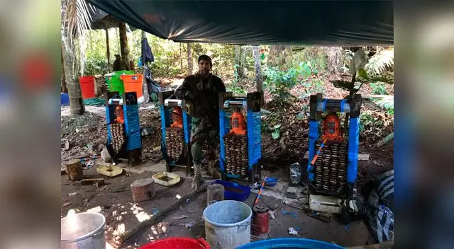 La PNP en plena destrucción de laboratorio