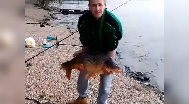 Hombre atrapa un enorme pez sin imaginar que pasaría por un momento vergonzoso