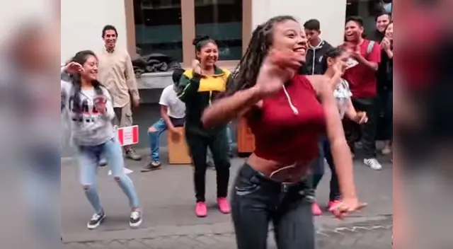 Peruanos con el cajón peruano armaron la fiesta en pleno Jirón de la Unión