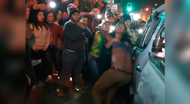 Una mujer desató toda su furia por infidelidad delante de 100 curiosos en Chile Una mujer desató toda su furia por infidelidad delante de 100 curiosos en Chile