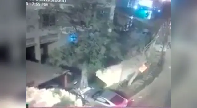 Auto se estrella contra pared de condominio