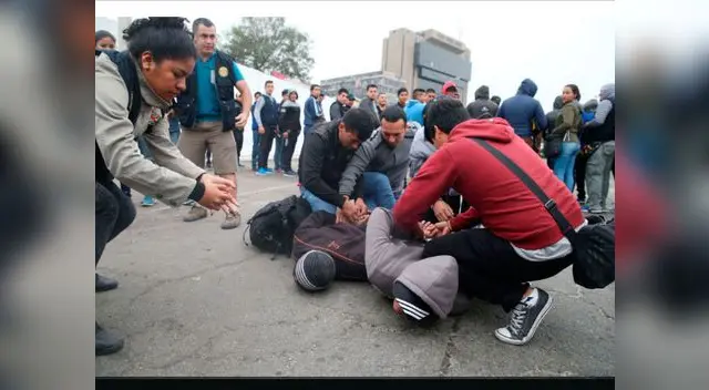 Policías de civil entre la gente